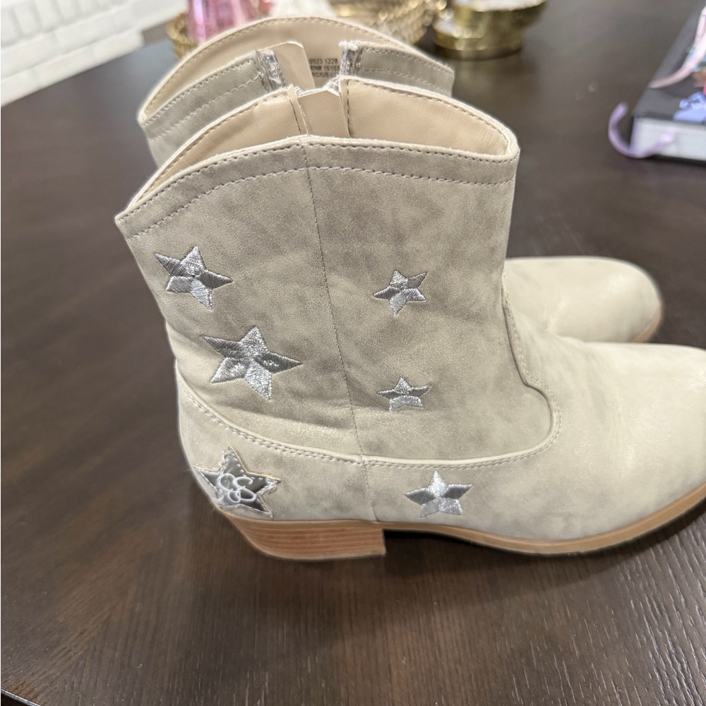 Jessica Simpson Kids Boots in Tan with Silver Stars